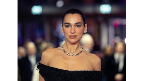 Dua Lipa, la maglia del Napoli conquista i social durante la luna di miele in Italia
