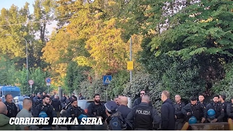 Bosco Ospizio, ruspe in azione a Reggio Emilia: sgomberato il presidio, polizia in assetto antisommossa