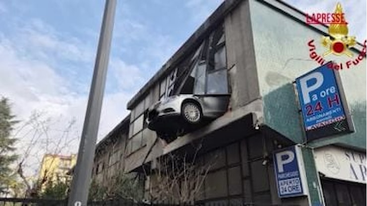 Milano, sbaglia manovra e sfonda garage a 8 metri di altezza: salvo 84enne - Il Sole 24 ORE