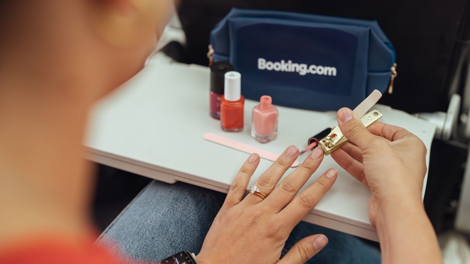 Dall'aereo al salotto di casa: TikTok, piedi scalzi e manicure scardinano il galateo ad alta quota