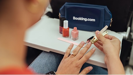 Galateo in aereo: TikTok e manicure cambiano le regole del volo