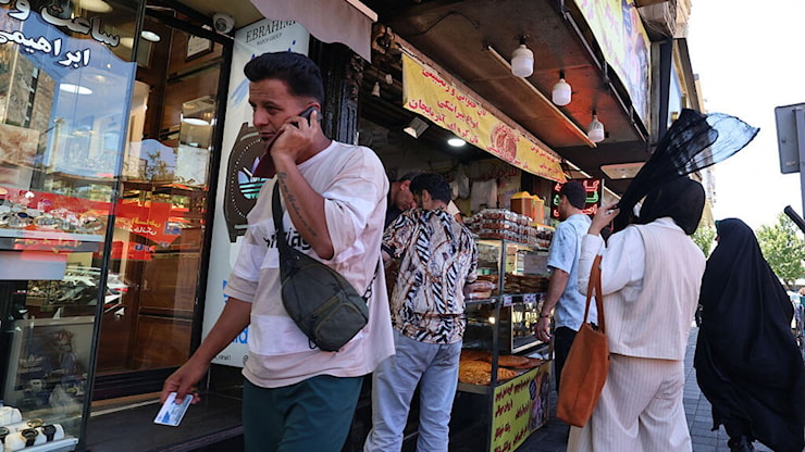 Uno spioncino sull'Iran. Dalle falle del web riemerge un popolo spaventato, deluso, impoverito - HuffPost Italia