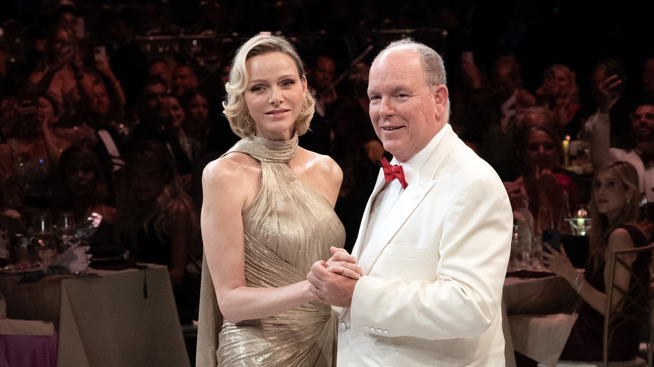 Il gala della Croce Rossa a Monaco, Alberto e Charlène ballano sotto i fuochi d'artificio