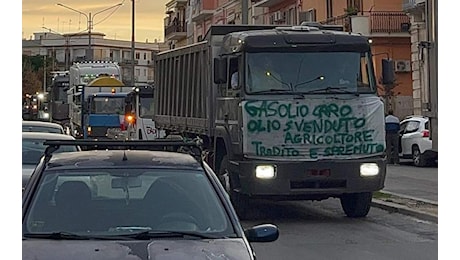 Caro carburanti, camion e trattori in protesta: il governo convoca un tavolo