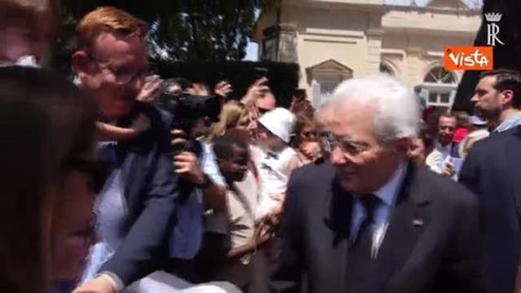 'Lunga vita al Presidente', Mattarella riceve i più fragili ai giardini del Quirinale - Corriere TV