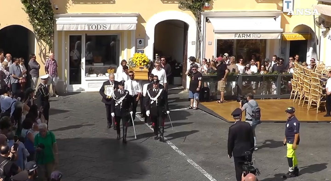 Peppino di Capri, la bara in Piazzetta tra gli applausi e le note della sua Il sognatore: commozione all'ultimo saluto