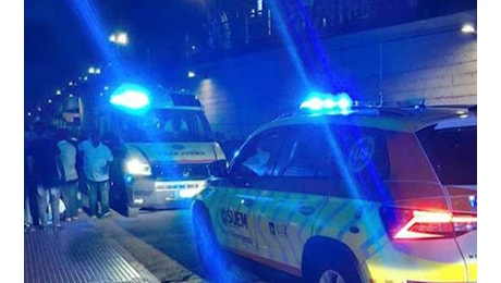 Cade dal tettuccio dell'auto in corsa mentre gira un video: 23enne in pericolo di vita
