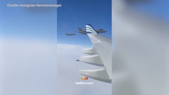 La nazionale norvegese rientra a casa dai Mondiali scortata dai caccia: il video dall'aereo