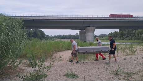 Si tuffa nel Tagliamento per salvare le figlie, muore a 38 anni papà azero