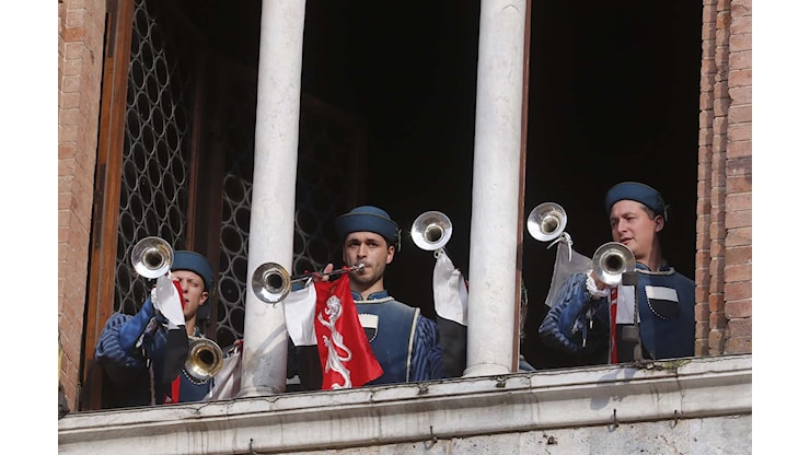 Palio, domani il primo atto con l’estrazione: Onda, Civetta, Giraffa, Leocorno, Aquila e Torre attendono le altre quattro - Siena News