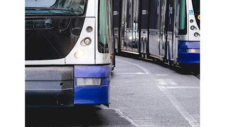 Fossano, 14enne lasciata a terra dal bus: «Faccio salire solo gli italiani». L'autista nega, l'azienda: «È scesa da sola»
