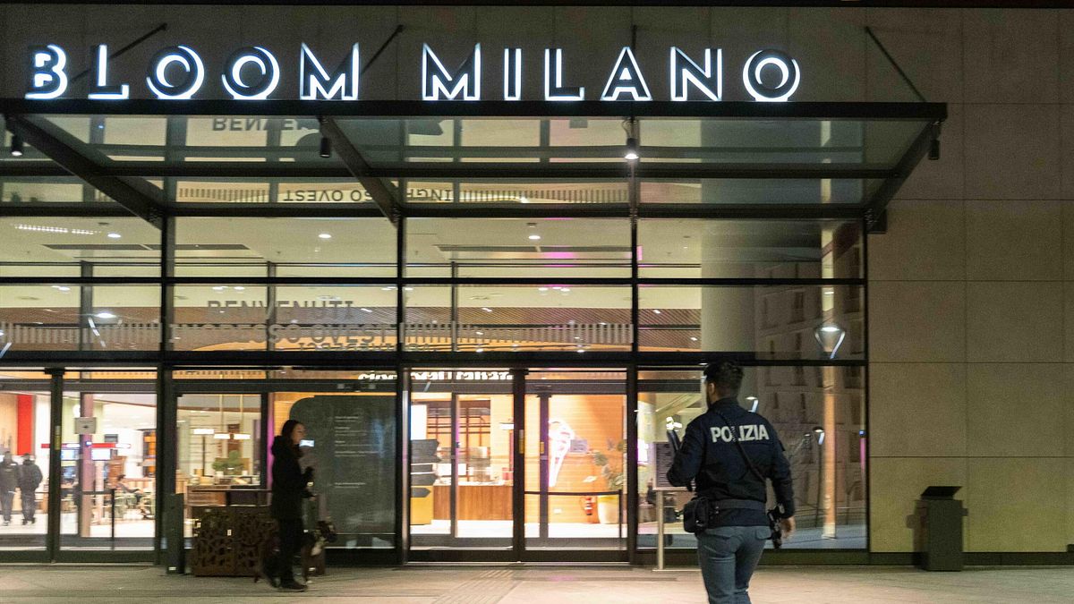 Milano, rapina con parrucche e pistole in gioielleria nel centro commerciale: svuotate vetrine e cassaforte
