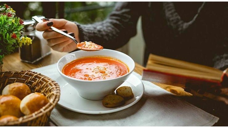 «D'inverno anticipate la cena: fa bene alla salute, aiuta a rimanere in forma e bruciare grassi». I motivi e i consigli dell'esperto - Leggo.it