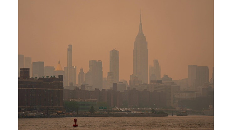 Il fumo degli incendi in Canada avvolge New York, cielo arancione a Manhattan: colpa dei venti d'alta quota - Geopop