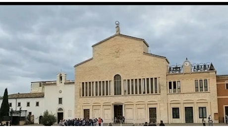 San Giovanni Rotondo, licenziati 38 custodi del santuario di San Pio: la lettera al Papa e la crisi del turismo religioso
