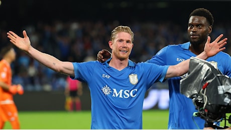 Napoli-Frosinone 3-0, doppietta De Bruyne e Lang: Allegri ritrova McTominay
