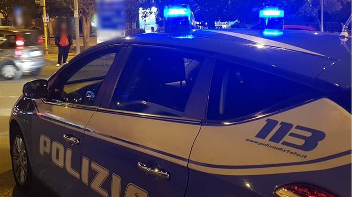 Tor Bella Monaca, lite per un ragazzo finisce nel sangue: accoltellata alla schiena