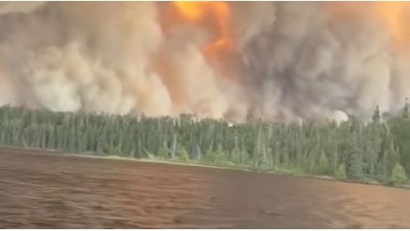 L'impressionante fronte del fuoco in Canada: il video degli incendi nel nord-ovest dell'Ontario