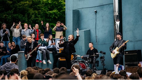 U2, cinquant'anni di storia: sorpresa a Dublino tra la vecchia scuola e il balcone di Bewley's