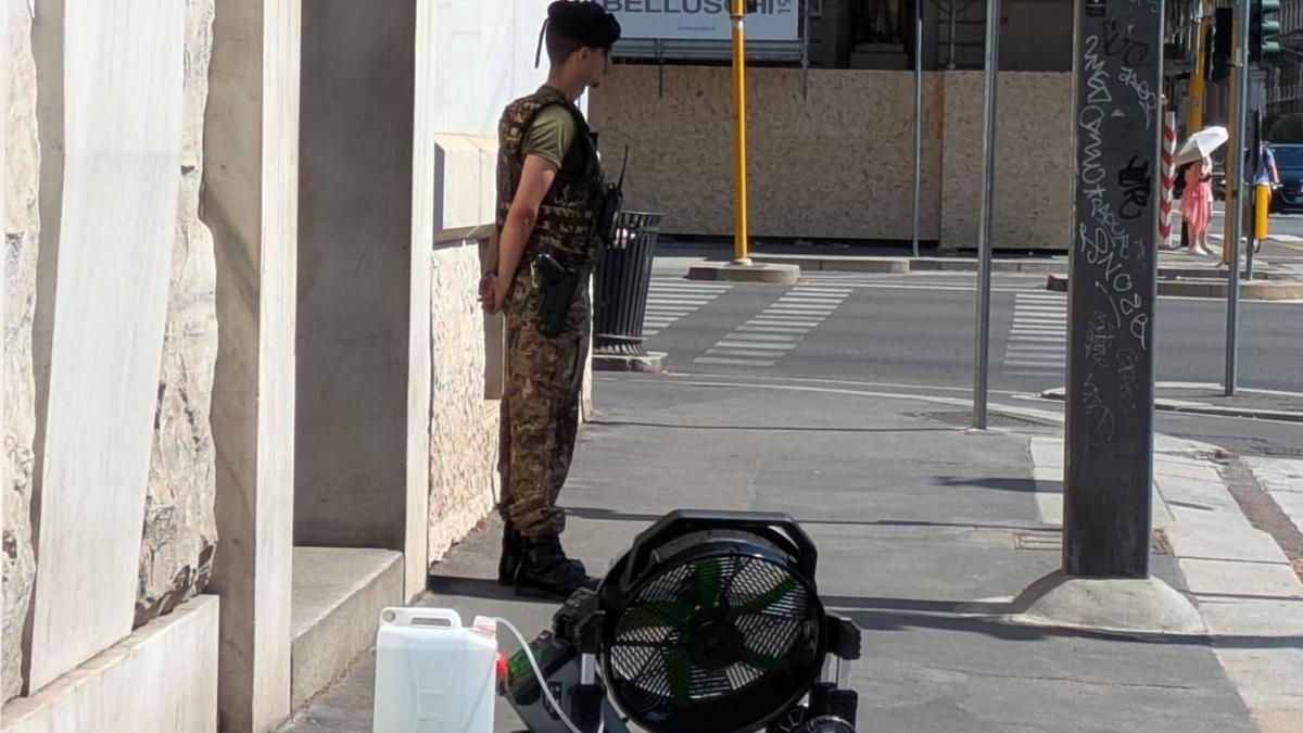 Caldo torrido a Milano: i militari fanno la guardia con i ventilatori portatili