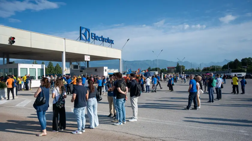 Porcia, sciopero e tensione ai cancelli: «Electrolux non si spegne»