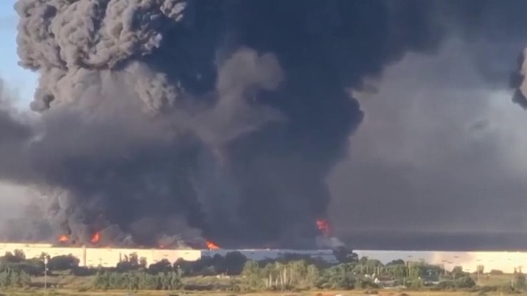 I droni ucraini arrivano ancora vicino a Mosca: un magazzino e una raffineria in fiamme - la Repubblica