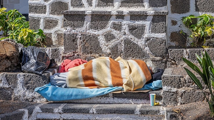 Modena, senzatetto dormono nei loculi vuoti del cimitero - Tgcom24