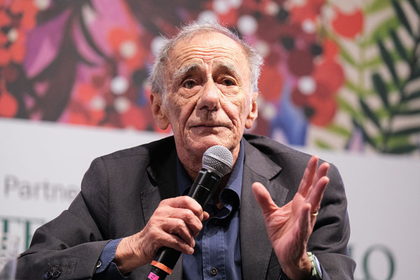 “La felicità viene dal casino”: Roberto Vecchioni e il messaggio alle nozze della figlia Francesca