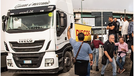 Caro carburanti, a Napoli finisce il blocco dei camion: ripartono le autocisterne