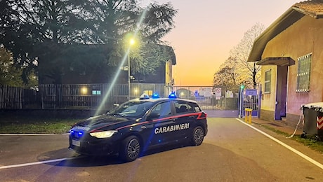 Esplosione in una fabbrica di munizioni a Tortona, elettricista in elicottero al Cto