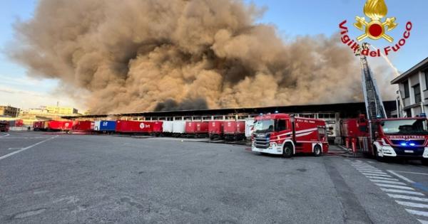 Incendio a Milano, attivato il gruppo base di Arpa per i primi rilievi