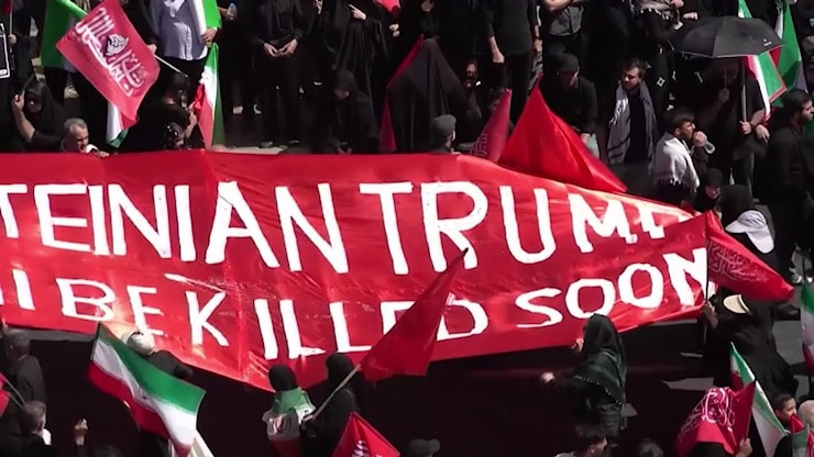 Iran, terzo giorno dei funerali di Khamenei. La folla chiede vendetta: Trump sarai ucciso presto - la Repubblica
