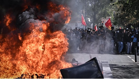 Proteste nelle scuole in Francia, incendiato un liceo a Nantes: oltre 600 arresti