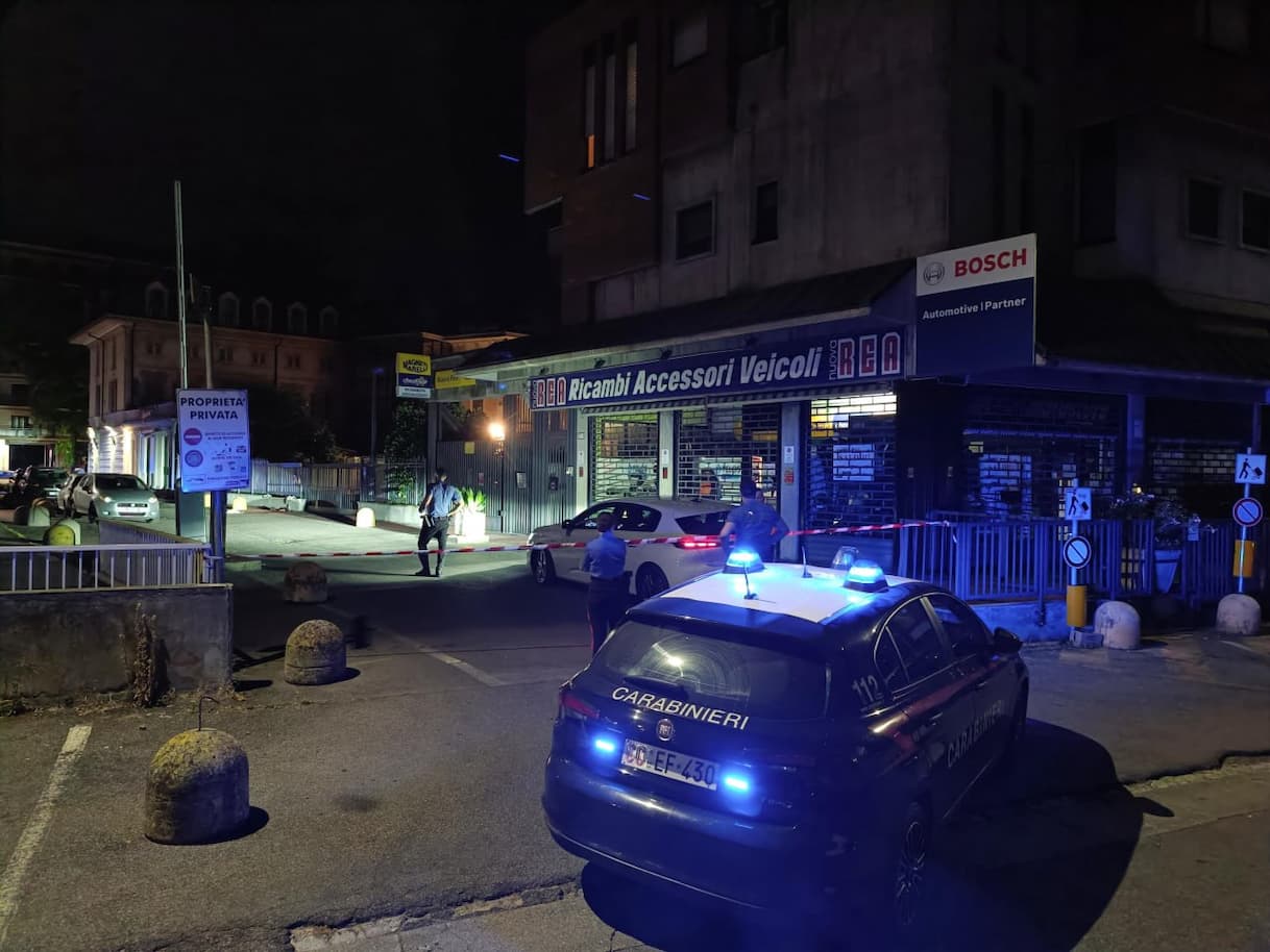 Accoltellato nella notte nel parcheggio di un supermercato: morto un 19enne a Crema