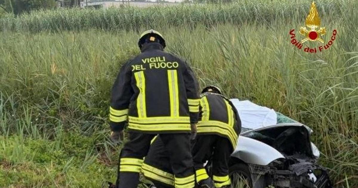 Scontro fra due auto sull'Adriatica, un morto e due feriti a Cesenatico