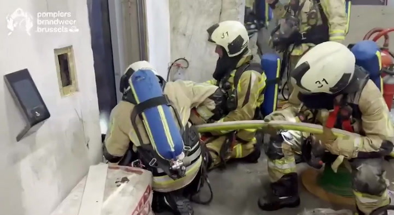 Incendio a Bruxelles, diversi morti e dispersi. L'intervento dei vigili del fuoco