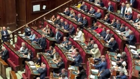 Applausi, strette di mano e complimenti tra i banchi Pd per Elly Schlein dopo intervento in Aula