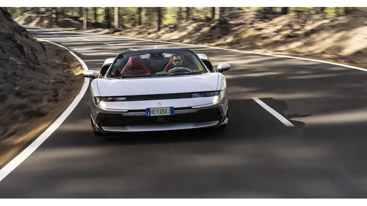 [VIDEO] Ferrari 849 Testarossa Spider, la prova: 1.050 CV a cielo aperto, ma non fa paura - Automoto.it