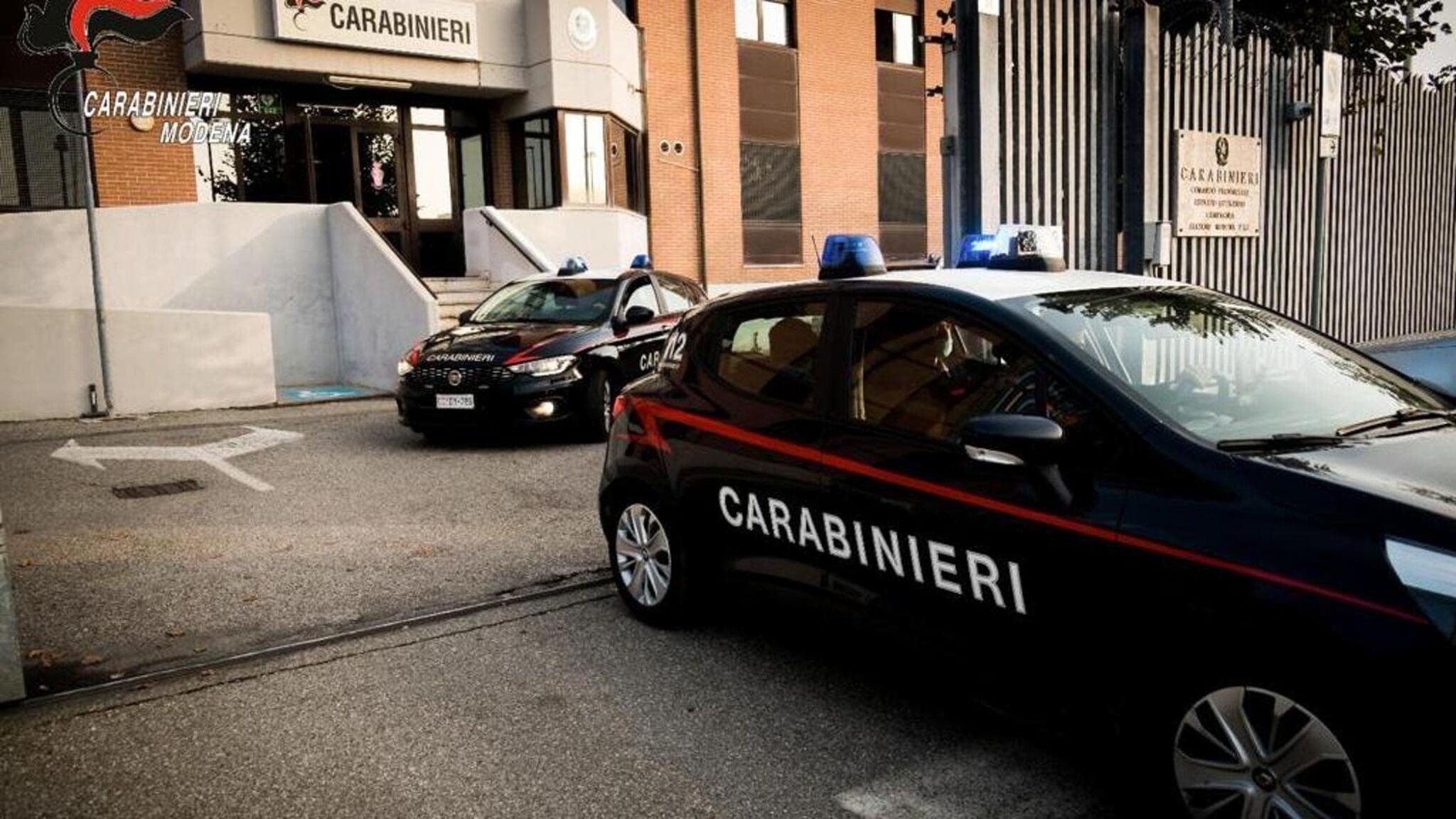 Giallo a Modena, uomo ucciso a coltellate nell’androne di un condominio