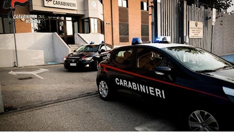 Giallo a Modena, uomo ucciso a coltellate nell’androne di un condominio