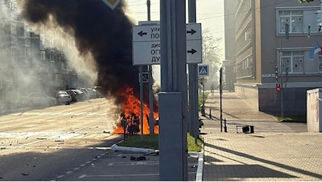 L'Ucraina risponde a Mosca: attacco al mercato di Tokmak e nuove offese sulle basi in Crimea
