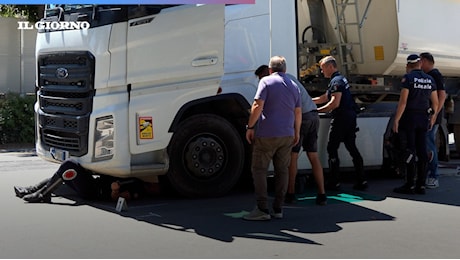 Ciclista uccisa da un camion a Milano: indagato l’autista