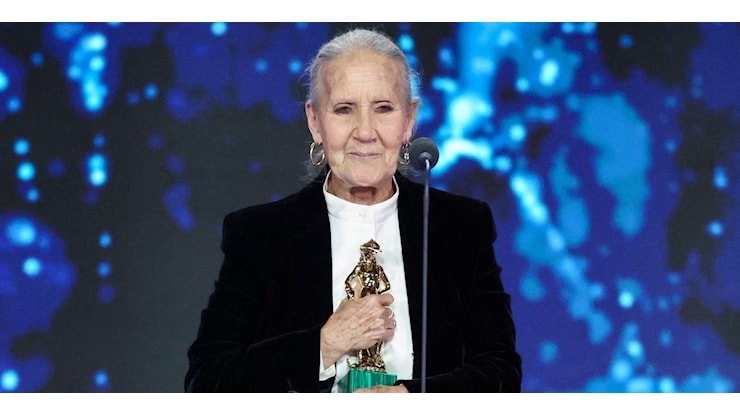 A 83 anni Aurora Quattrocchi con dei pantaloni sparkling vince tutto (David di Donatello, stile, cuore...) - ELLE
