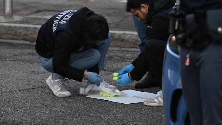 Sparatoria all’alba a Milano: vigilante reagisce alla rapina ed estrae la pistola - Il Giorno