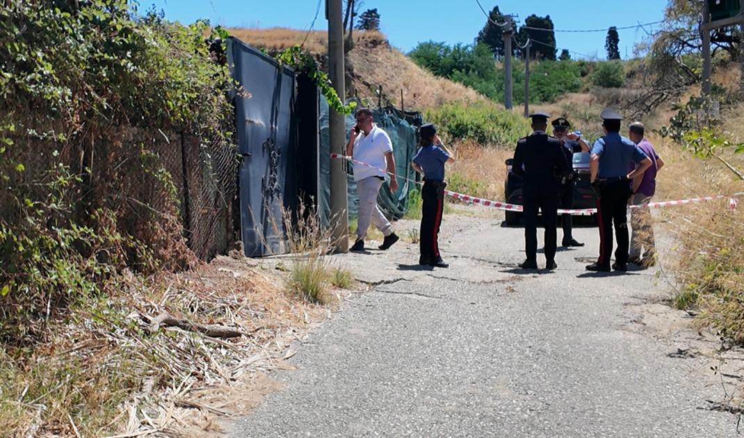 Reggio, cadavere a Catona: era dentro un sacco tra i rifiuti. Indaga la Procura