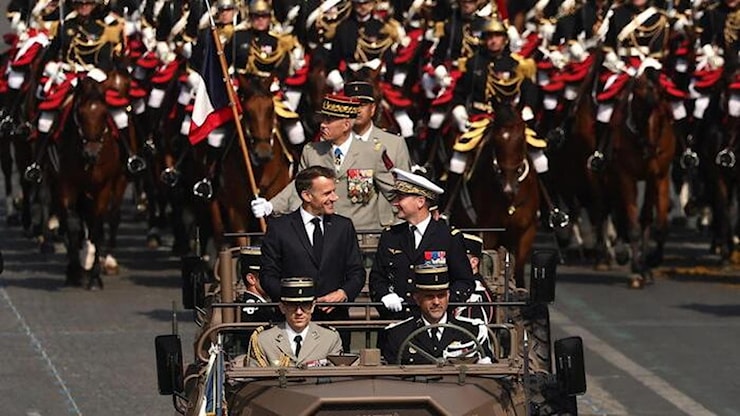 La parata sugli Champs-Elysées nel segno dell’Ucraina - la Repubblica