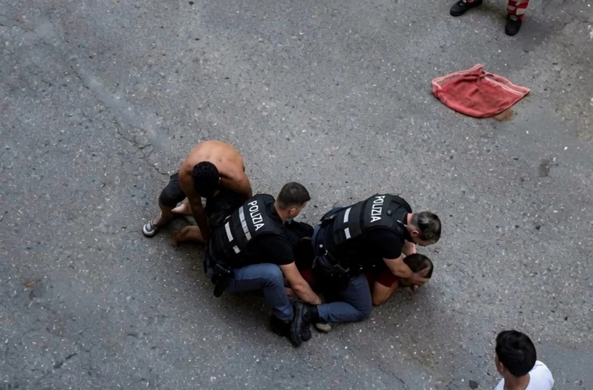 Gli agenti di Fakir, la bodycam e il 118: «Si poteva salvare». Il precedente: «Malmenato da uno dei due»