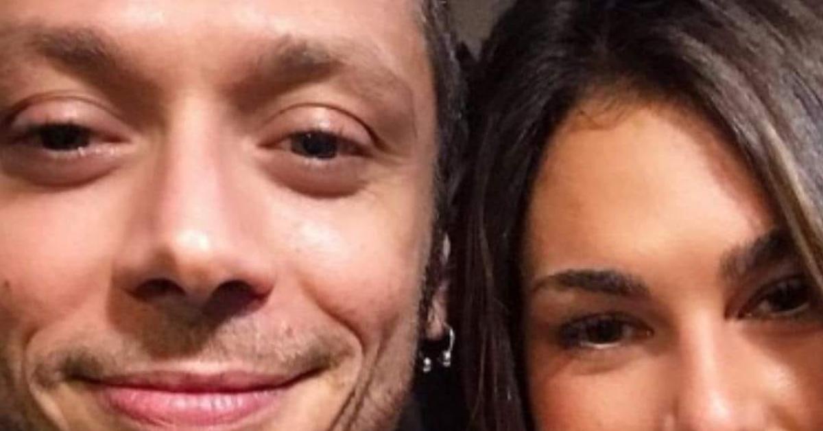 Valentino Rossi e Francesca Sofia Novello in vacanza in barca in Croazia, pausa estiva con le figlie tra mare e relax