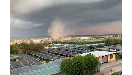 Tornado a Sottomarina: il vento devasta gli stabilimenti balneari (FOTO)