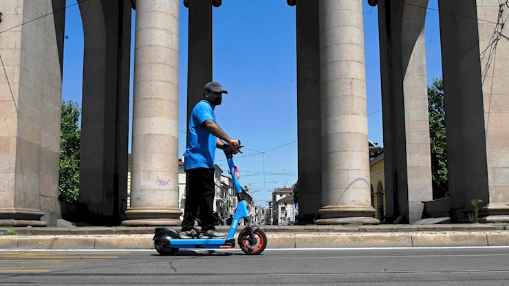 Assicurazione obbligatoria per i monopattini: poche polizze e premi fino a 417 euro - La Stampa